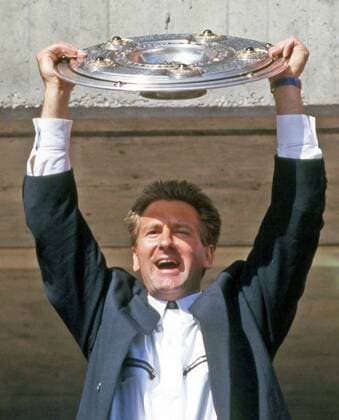 VfB Stuttgart 17.05.1992, 1. Fussball-Bundesliga, VfB Stuttgart Deutsche Meisterschaft 1992: Eike Immel mit der Meisterschale.