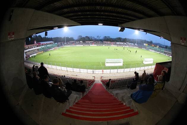 Fußball, Stadiongeschichte Würzburger Kickers Fussball, Regionalliga Bayern, FC Würzburger Kickers -, v.li.: flyeralarm arena Würzburg, Innenansicht. Xfsx