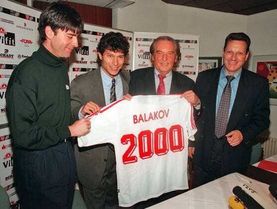 VfB Stuttgart 01.11.1997, 1. Fussball-Bundesliga, VfB Stuttgart Pressekonferenz Vertragsverlängerung Balakov: v.l. Joachim Löw (Trainer), Krassimir Balakov, Gerhard Mayer-Vorfelder (Präsident), Ulrich Schäfer (Vorstand).