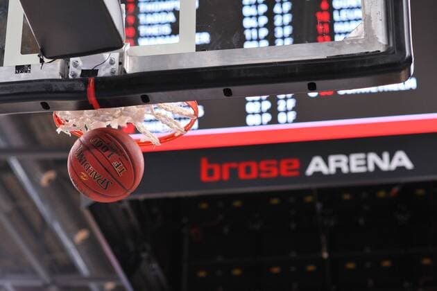 Basketball trifft den Korb in der Brose Arena EP_mmz