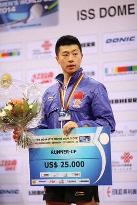 Der zweitplatzierte Long Ma (CHN) bei der Siegerehrung Liebherr Mens World Cup 2014 --- Tischtennis --- 26.10.2014 EP_FWT