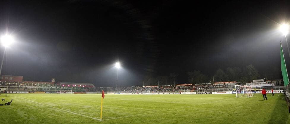 Fußball, Stadiongeschichte Würzburger Kickers Die flyeralarm Arena ist neuerdings mit einem Flutlich ausgestattet; Fußball, Regionalliga Bayern, Saison 2014 15, FC Würzburger Kickers - flyeralarm Arena Würzburg, 24.10.2014
