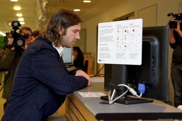 GER, DFB-Pokal, Abreise Werder Bremen 27.10.2014, Flughafen, Bremen, GER, DFB-Pokal, Abreise Werder Bremen, im Bild Torsten Frings (Co-Trainer Werder Bremen) nphxFrisch
