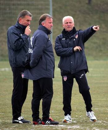VFB Stuttgart Training Jochen Rücker ( Team Betreuer) Co Trainer Andreas Brehme, Trainer Giovanni Trapattobni. 17.1.2006