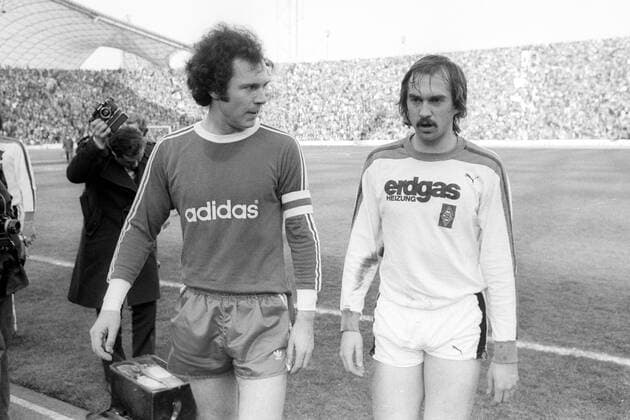 Franz Beckenbauer (FC Bayern München, li.) und Uli Stielike (Borussia Mönchengladbach)