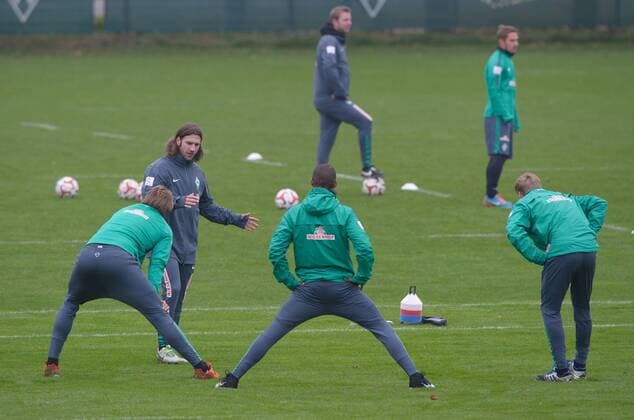 GER, 1.FBL, Training Werder Bremen 29.10.2014 29.10.2014, Trainingsgelände, Bremen, GER, 1.FBL, Training Werder Bremen, im Bild Torsten Frings (Co-Trainer Werder Bremen) gibt den Spielern Anweisungen nphxFrisch