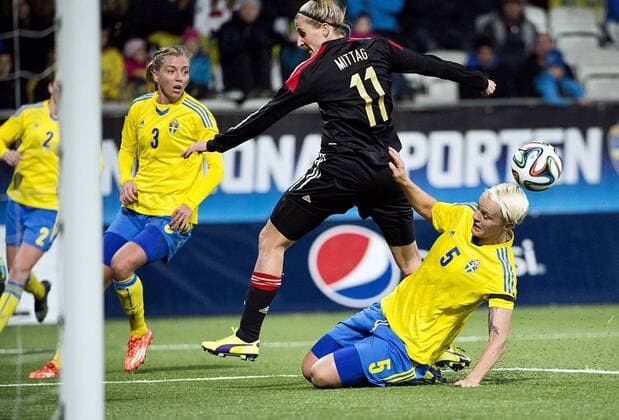Örebro, Sweden - Germany Anja Mittag(GER) Nilla Fischer(SWE) KP0300003 