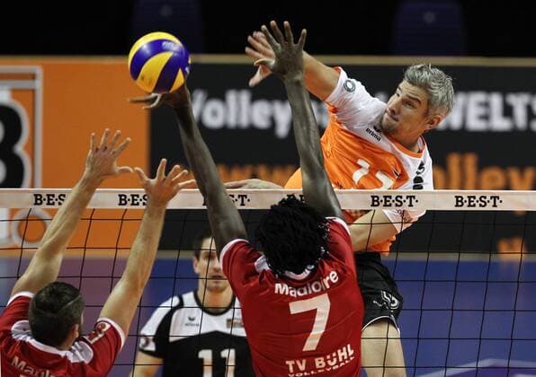 Magloire Mayaula, Rob Bontje Aktion Spielszene Zweikampf Volleyball Bundesliga Herren Saison 2014 2015 29.10.2014 BR Volleys Berlin vs. TV Ingersoll Bühl