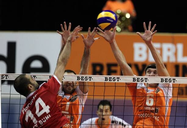 Mark Ployczek, Scott Touzinsky, Felix Fischer Aktion Spielszene Zweikampf Volleyball Bundesliga Herren Saison 2014 2015 29.10.2014 BR Volleys Berlin vs. TV Ingersoll Bühl