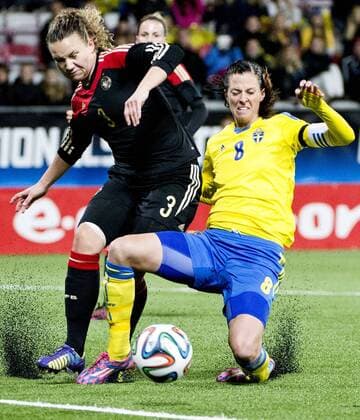 Örebro, Sweden - Germany Lotta Schelin(SWE) slog malrekordet idag med 73 landslagsmal här i kamp om bnning(GER)ollen med Josephine He KP0300003 