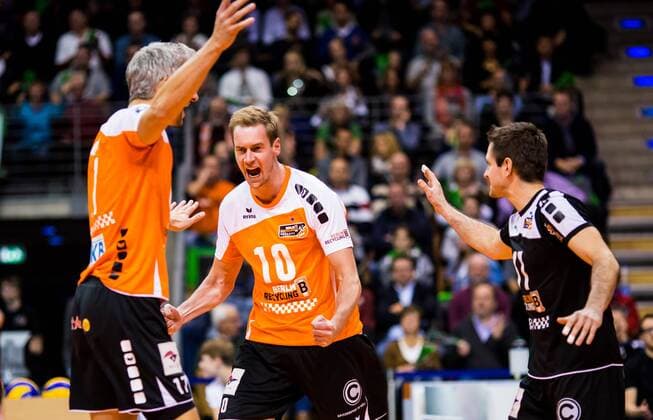 Berlin, Deutschland, 29.10.2014: Volleyball Bundesliga Saison 2014 2015 - Berlin Recycling Volleys - TV Ingersoll Buehl Bühl. Jubel v.li. Rob Bontje (BR Volleys 17), Sebastian Kühner Kuehner (BR Volleys 10), Martin Krystof (BR Volleys 11)