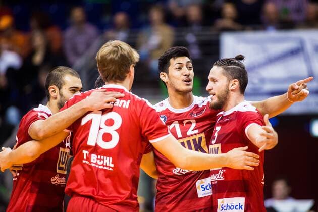 Berlin, Deutschland, 29.10.2014: Volleyball Bundesliga Saison 2014 2015 - Berlin Recycling Volleys - TV Ingersoll Bühl Bühl. Bühl jubelt: v.li. Mark Plotyczer (Bühl), Lubos Kostolani (Bühl), Nehemiah Mote (Bühl), Richard Mauler (Bühl)