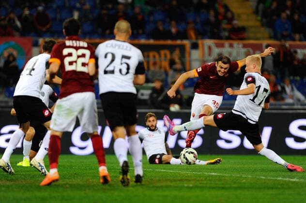 Serie A, AS Rom - AC Cesena un tiro di Vasilis Torosidis xHOCHxZWEIx xItalyxPhotoxPressx 