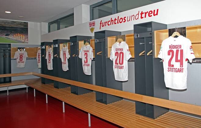 Fußball, Stadiongeschichte VfB Stuttgart VfB Stuttgart Deutschland, Stuttgart, 23.10.2014, 1. Fussball-Bundesliga, Saison 2014 2015, VfB Stuttgart, Mercedes-Benz Arena: Umkleidekabine.