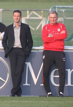 VFB Stuttgart Training-13.10.2010 Sportdirektor Fredi Bobic li. mit Jochen Rücker re. beim Training.