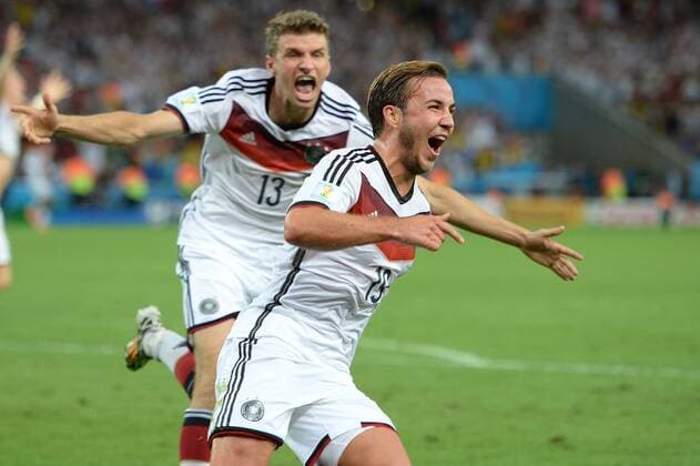 Torjubel Mario GOETZE;GÖTZE (GER) nach Tor zum 1-0,Jubel,Freude,Begeisterung,Aktion,hi:Thomas MUELLER (MÜLLER) (GER). Deutschland (GER))-Argentinien (ARG) 1-0 n.V Finale,Final,Spiel 64, am 13.07.2014 in Rio de Janeiro. Fussball Weltmeisterschaft 2014 in Brasilien vom 12.06. - 13.07.2014.