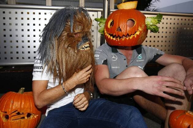 Motorsports: FIA Formula One World Championship 2014, Grand Prix of United States, 6 Nico Rosberg (GER, Mercedes AMG Petronas F1 Team), mechanic of Mercedes AMG Petronas F1 Team, halloween xHOCHxZWEIx