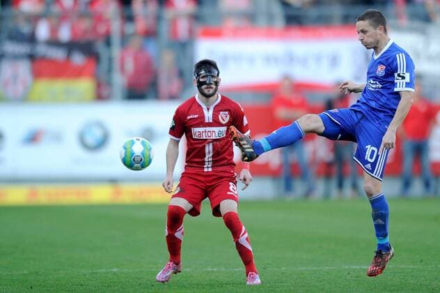 Cottbus, Fussball, 3. Bundesliga, Saison 2014 2015, 16. Spieltag, FC Energie Cottbus - SpVgg Unterhaching, 01.11.2014: Fanol Perdedaj (FC Energie Cottbus l.) im Duell mit Alon Abelski (SpVgg Unterhaching) FC Energie Cottbus - SpVgg Unterhaching