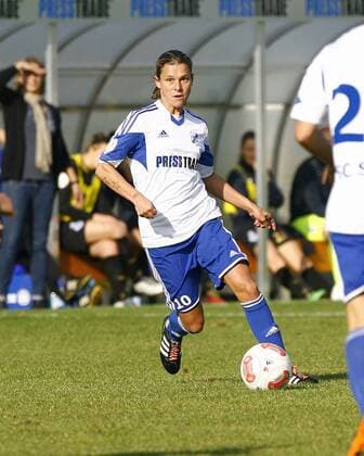SC Sand - MSV Duisburg Patricia HANEBECK, SC Sand am Ball, Freisteller, Einzelbild, Aktion hoch, Fußball, Frauen DFB-Pokal, Achtelfinale Saison 20124 2015