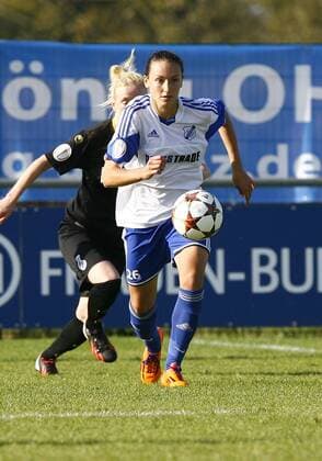 SC Sand - MSV Duisburg Ilaria MAURO, SC Sand am Ball, Freisteller, Einzelbild, Aktion hoch, Fußball, Frauen DFB-Pokal, Achtelfinale Saison 20124 2015