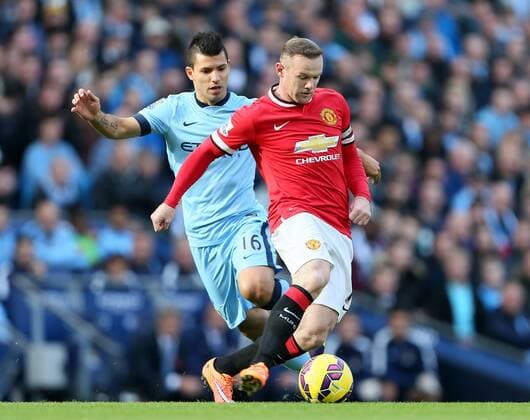 Manchester City s Sergio Kun Agüero hustles Manchester United s Wayne Rooney Manchester City - Manchester (ManU) EDITORIAL USE ONLY. No use with unauthorised audio, video, data, fixture lists, club league logos or live services. Online in-match use limited to 120 images, no video emulation. No use in betting, games or single club league player publications.