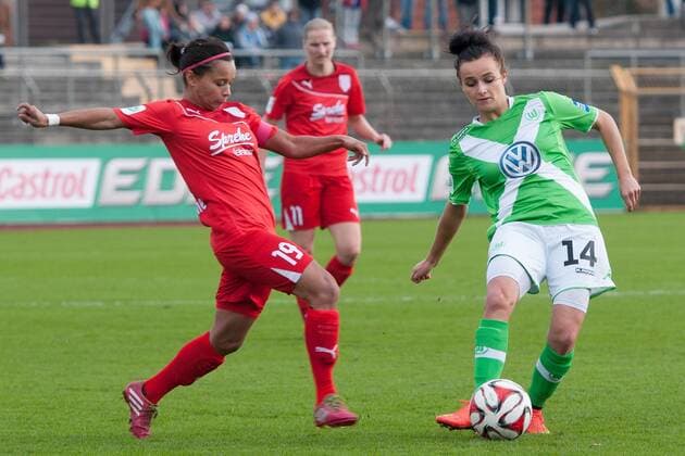v.li.: Eve Chandraratne (BV Cloppenburg), Lina Magull (VfL Wolfsburg) im Zweikampf, Fussball, DFB-Pokal der Frauen, VfL Wolfsburg - BV Cloppenburg, xobx