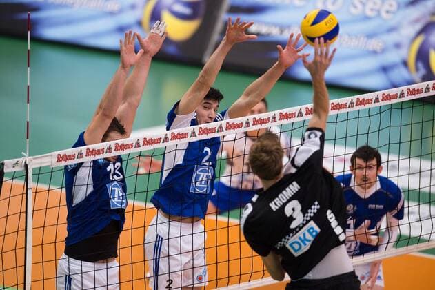02.11.2014, ZF Arena, Friedrichshafen Volleyball, Bundesliga Maenner, VfB Friedrichshafen vs. Berlin Recycling Volleys Block Doppelblock Adrian Gontariu ( 13 Friedrichshafen), Maximilliano Gauna ( 2 Friedrichshafen) - Angriff Robert Kromm ( 3 Berlin)