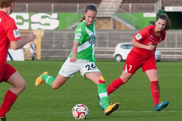 v.li.: Caroline Graham Hansen (VfL Wolfsburg) schießt auf das Tor, Annabel Jäger (BV Cloppenburg), Fussball, DFB-Pokal der Frauen, VfL Wolfsburg - BV Cloppenburg, xobx
