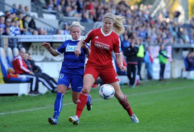 Julia Simic (li., Pot) und Lena Wermelt (Her), Fussball, DFB-Pokal, 1.FFC Turbine Potsdam - Herforder SV, xjkx