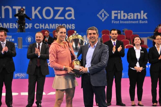 (141103) -- SOFIA, Nov. 2, 2014 -- Andrea Petkovic (front L) of Germany gets the trophy from Bulgaria s President Rosen Plevneliev (front R) during the awarding ceremony after the women s singles final match at the 2014 WTA Tennis Damen tournament of champions in Sofia, Bulgaria, on Nov. 2, 2014. WangxXinran 