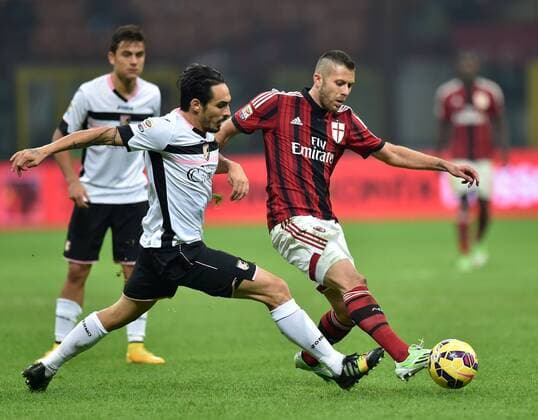 (141103) -- MILAN, Nov. 2, 2014 -- Jeremy Menez (R) of AC Milan vies with Francesco Bolzoni of Palermo during their Serie A football match in Milan, Italy, on Nov. 2, 2014. AC Milan lost 0-2. ) (SP)ITALY-MILAN-SERIE A-AC MILAN VS. PALERMO AlbertoxLingria 