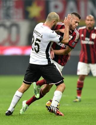 (141103) -- MILAN, Nov. 2, 2014 -- Jeremy Menez (R) of AC Milan vies with Enzo Maresca of Palermo during their Serie A football match in Milan, Italy, on Nov. 2, 2014. AC Milan lost 0-2. ) (SP)ITALY-MILAN-SERIE A-AC MILAN VS. PALERMO AlbertoxLingria 