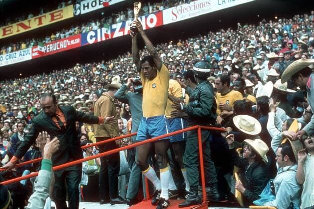 IMAGO Iconic Moments, Fußball Brasilien ist Weltmeister: Mannschaftskapitän Carlos Alberto mit dem Coupe Jules Rimet