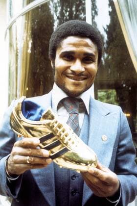 Eusebio (Benfica Lissabon Portugal) mit dem Goldenen Schuh für den besten Torschützen Europas der Saison 1972 73