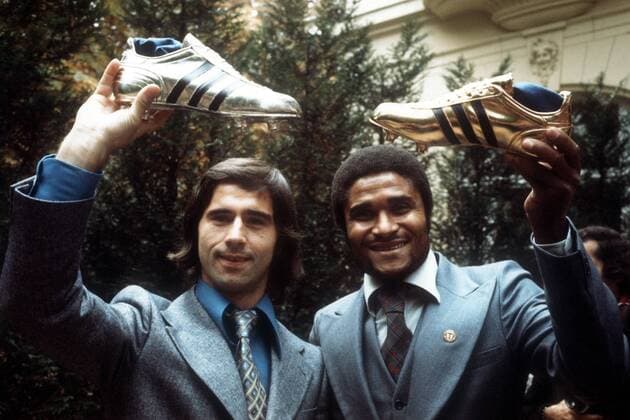 Gerd Müller (li., FC Bayern München BR Deutschland) und Eusebio (Benfica Lissabon Portugal) mit dem Silbernen bzw. Goldenen Schuh für die besten Torschützen Europas der Saison 1972 73