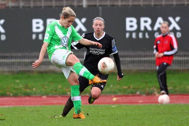 Anna Blässe (VfL Wolfsburg) , Kirsten Nesse (Herforder SV) Zweikampf, Duell, duel, tackle, Aktion, Action Fussball, Allianz Frauen-Bundesliga, Herforder SV - VfL Wolfsburg xygx