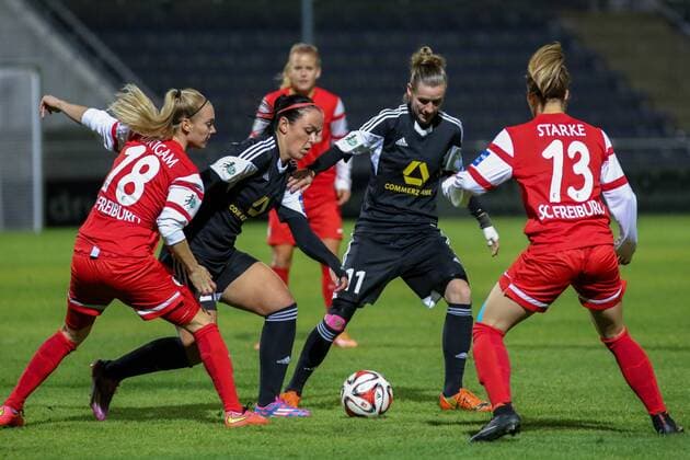v.li.: Sarah Puntigam (SC Freiburg), Peggy Kuznik (1. FFC Frankfurt), Simone Laudehr (1. FFC Frankfurt), Sandra Starke (SC Freiburg), Fussball, Allianz Frauen-Bundesliga, 1. FFC Frankfurt - SC Freiburg, xozx