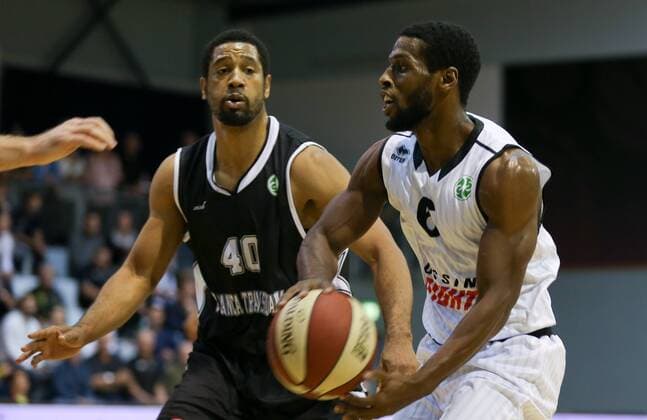 BASKETBALL - FIBA, Guessing vs Cluj-Napoca GUESSING,AUSTRIA,05.NOV.14 - BASKETBALL - FIBA Euro Challenge, Guessing Knights vs Universitatea Cluj-Napoca. Image shows Darius Hargrove (Cluj-Napoca) and Christopher Dunn (Guessing).  CW3_1429