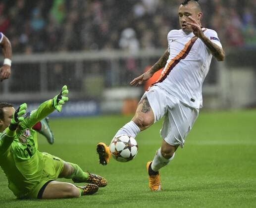 Radja Nainggolan AS Rom Roma (rechts) scheitert an Torwart Manuel Neuer FC Bayern München (links) CL FC Bayern München FCB gegen AS Rom Roma Fußball UEFA Champions League Herren GER Gruppenphase Rückspiel Saison 2014 2015 München Allianz-Arena 05.11.2014 CL FC Bayern München FCB gegen AS Rom Roma