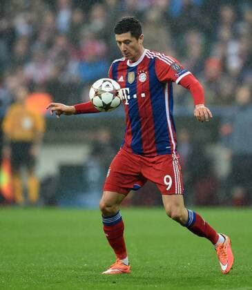 FUSSBALL CHAMPIONS LEAGUE SAISON 2014 2015 Vorrunde FC Bayern Muenchen - AS Rom 05.11.2014 Robert Lewandowski (FC Bayern Muenchen) am Ball