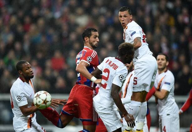 FUSSBALL CHAMPIONS LEAGUE SAISON 2014 2015 Vorrunde FC Bayern Muenchen - AS Rom 05.11.2014 Mehdi Benatia (Mitte, FC Bayern Muenchen) gegen Seydou Keita, Mapou Yanga-Mbiwa und Leandro Castan (v.l., alle AS Rom)