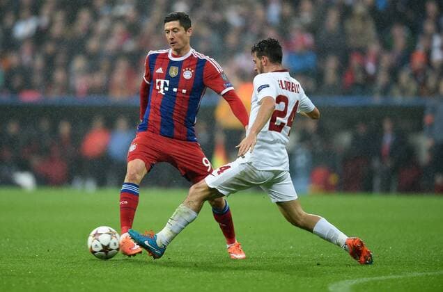 FUSSBALL CHAMPIONS LEAGUE SAISON 2014 2015 Vorrunde FC Bayern Muenchen - AS Rom 05.11.2014 Robert Lewandowski (li, FC Bayern Muenchen) gegen Alessandro Florenzi (re, AS Rom) 