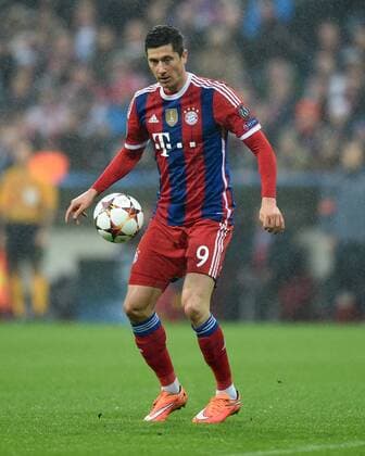 FUSSBALL CHAMPIONS LEAGUE SAISON 2014 2015 Vorrunde FC Bayern Muenchen - AS Rom 05.11.2014 Robert Lewandowski (FC Bayern Muenchen) am Ball