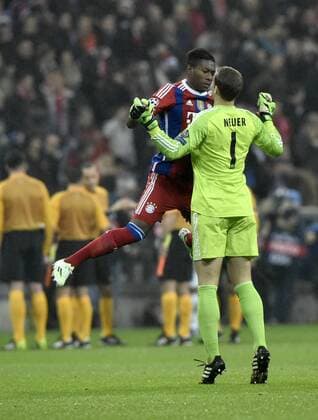 David Alaba FC Bayern München (links) und Torwart Manuel Neuer FC Bayern München (rechts) klatschen sich vor dem Spiel mit der Brust am Ball Aufmunterung CL FC Bayern München FCB gegen AS Rom Roma Fußball UEFA Champions League Herren GER Gruppenphase Rückspiel Saison 2014 2015 München Allianz-Arena 05.11.2014 CL FC Bayern München FCB gegen AS Rom Roma