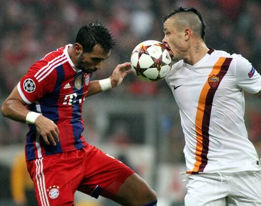 Mehdi Benatia (li.) (FC Bayern) gegen Radja Nainggolan (AS Rom) Fussball UEFA Champions League FC Bayern München - AS Rom 05.11.2014