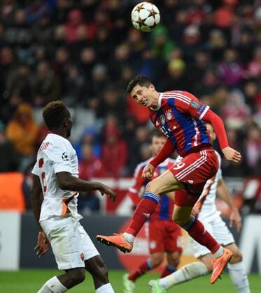FUSSBALL CHAMPIONS LEAGUE SAISON 2014 2015 Vorrunde FC Bayern Muenchen - AS Rom 05.11.2014 Robert Lewandowski (re, FC Bayern Muenchen) gegen Mapou Yanga-Mbiwa (li, AS Rom) 