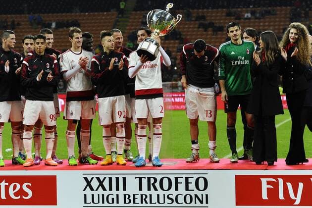Aktuell Fussball, Italien, AC Mailand gewinnt Trofeo Berlusconi Mattia De Sciglio Milan alza la coppa Trofeo Berlusconi Milan AC Milan Siegerehrung giuseppexceleste