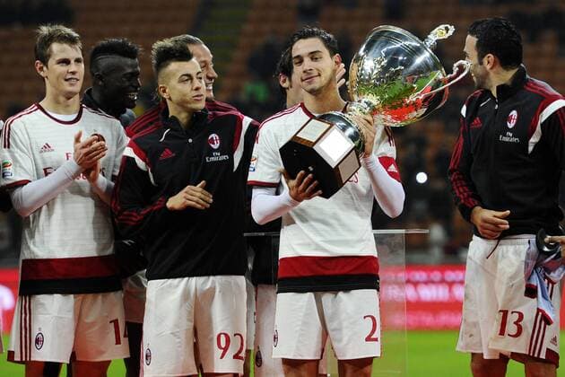 Aktuell Fussball, Italien, AC Mailand gewinnt Trofeo Berlusconi Mattia De Sciglio Milan alza la coppa Trofeo Berlusconi Milan AC Milan Siegerehrung giuseppexceleste