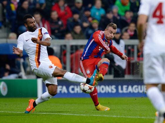 FUSSBALL CHAMPIONS LEAGUE SAISON 2014 2015 Vorrunde FC Bayern Muenchen - AS Rom 05.11.2014 Xherdan Shaqiri (re, FC Bayern Muenchen) gegen Ashley Cole (AS Rom)