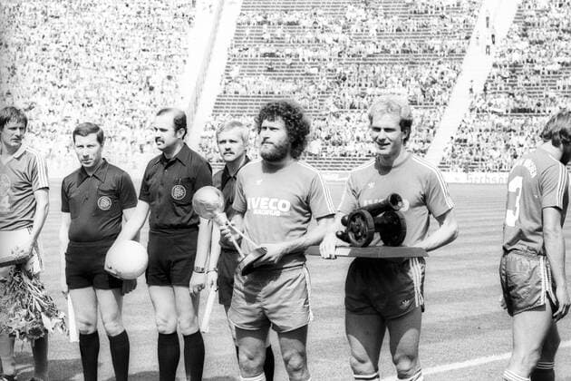 Paul Breitner wird als Fußballer des Jahres 1981 und Karl Heinz Rummenigge (beide FC Bayern München) als Torschützenkönig der Saison 1980 1981 mit der Torjägerkanone ausgezeichnet, daneben Schiedsrichter Dieter Niebergall und seine Linienrichter sowie Jürgen Gelsdorf (Bayer 04 Leverkusen, li.)